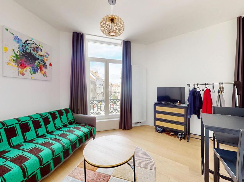 Ideaal gelegen in de Spaastraat 90, op een steenworp van het Ambiorixplein en de Europese wijk, geniet dit opbrengsteigendom van een bijzonder gegeerd