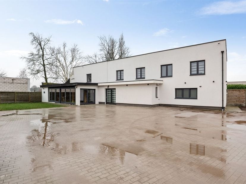 Propriété polyvalente, entièrement rénovée, composée d'une grande maison de 5 chambres et 2 salles de bains, de bureaux dotés d'une entrée indépendant