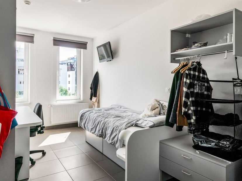 Moderne studentenkamer (18m²) met privé badkamer op toplocatie in hartje Antwerpen<br />
Ligging:<br />
Deze instapklare studentenkamer bevindt zich i