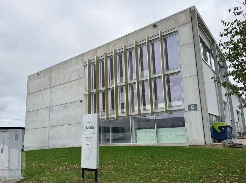 Ontdek dit bedrijfsgebouw van ca. 658 m², strategisch gelegen op een uitstekende locatie vlak bij de Brusselse Ring (R0) en Brussels Airport. Dankzij