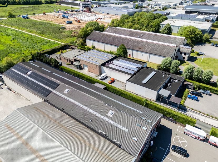 WAVRE – ZONING NORD – BUREAUX + ATELIER / ENTREPÔT MODULABLE<br />
À proximité immédiate des principaux axes routiers et au cœur du Zoning Nord de Wav
