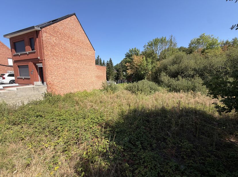 Perceel lot 1:<br />
Deze bouwgrond, gelegen aan de Tieltseweg in Rillaar, geniet van een aangename ligging met goede bereikbaarheid. Het centrum van