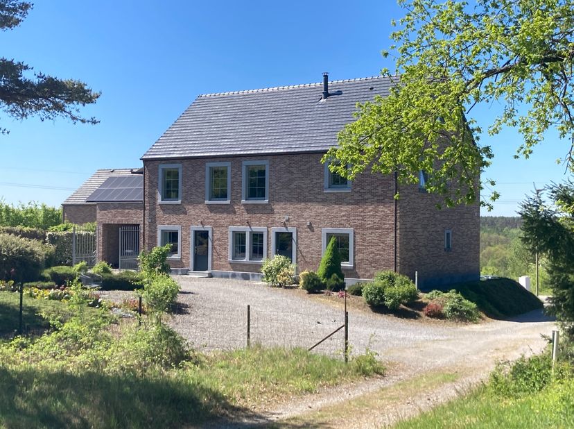 ISimmo is trots u deze prachtige investerings -of meergezinswoning te mogen voorstellen aan de rand van de “Golf de Durbuy” met directe uitkijk op hol