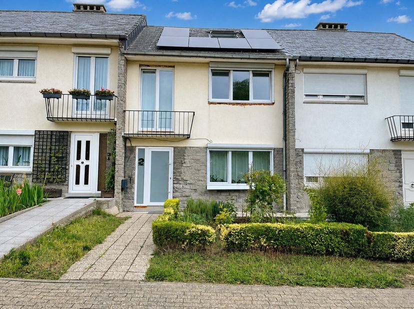 Deze smaakvol gerenoveerde woning is ideaal gelegen in een zeer rustige woonomgeving, vlakbij de middelbare school en alle voorzieningen van het stads