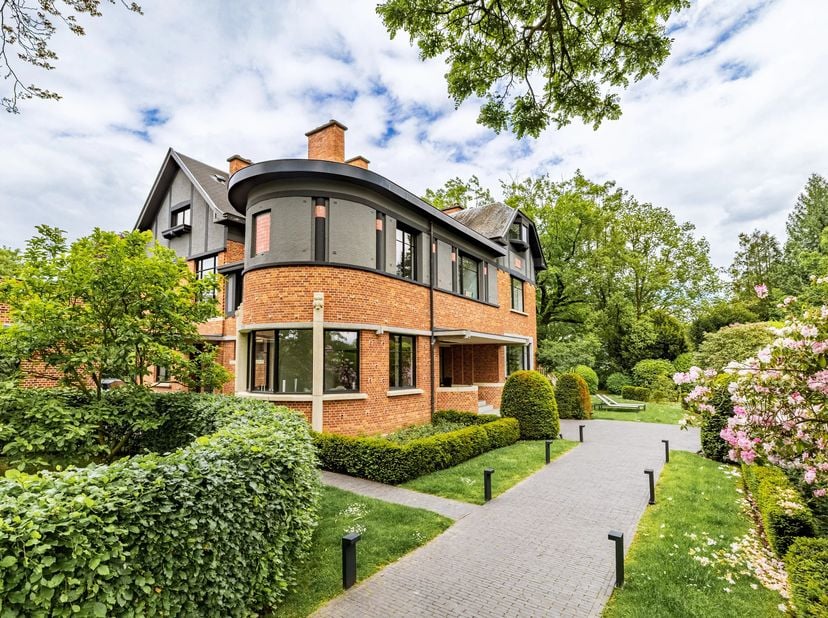 Gelegen in Rhodes-Saint-Genèse, aan de grens van Ukkel en het Bos van Soignes, ontdek deze prachtige gerenoveerde Art Deco villa met smaak in 2017 die