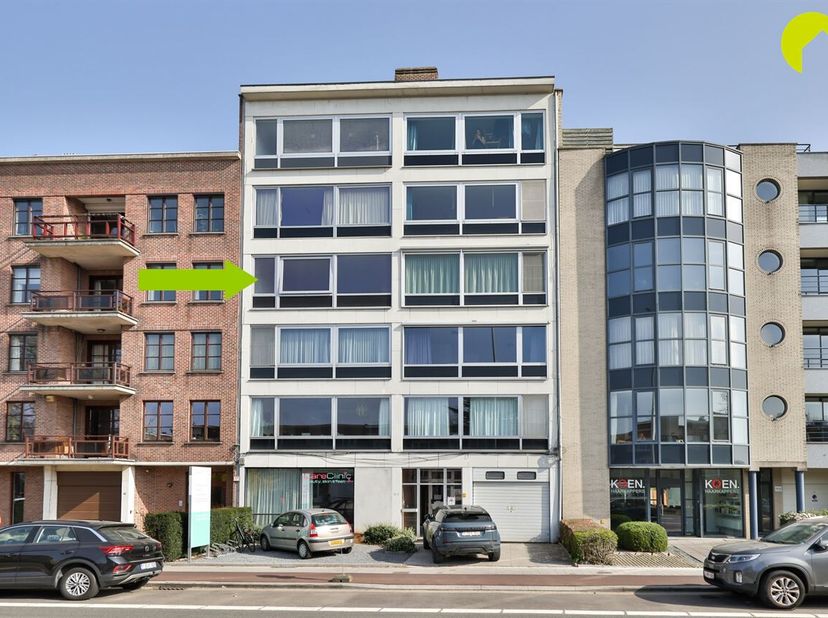 Sur la Mechelsesteenweg à Mortsel, à la frontière d'Edegem, nous trouvons cet appartement très spacieux (105 m²) à rénover de 2 à 3 chambres à coucher