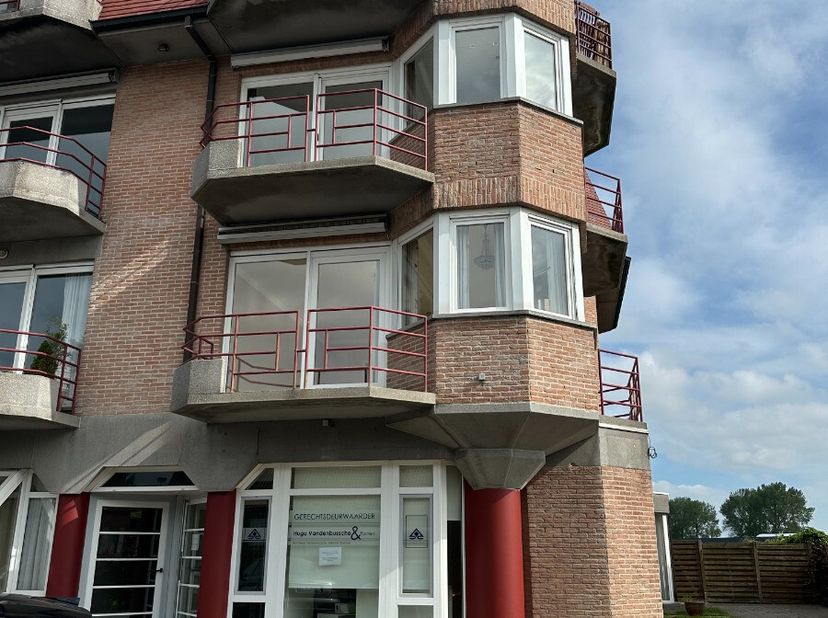 À Louer: appartement semi-mitoyen au centre de Diksmuide, dans un emplacement animé à proximité des écoles et des transports en commun. Cet appartemen