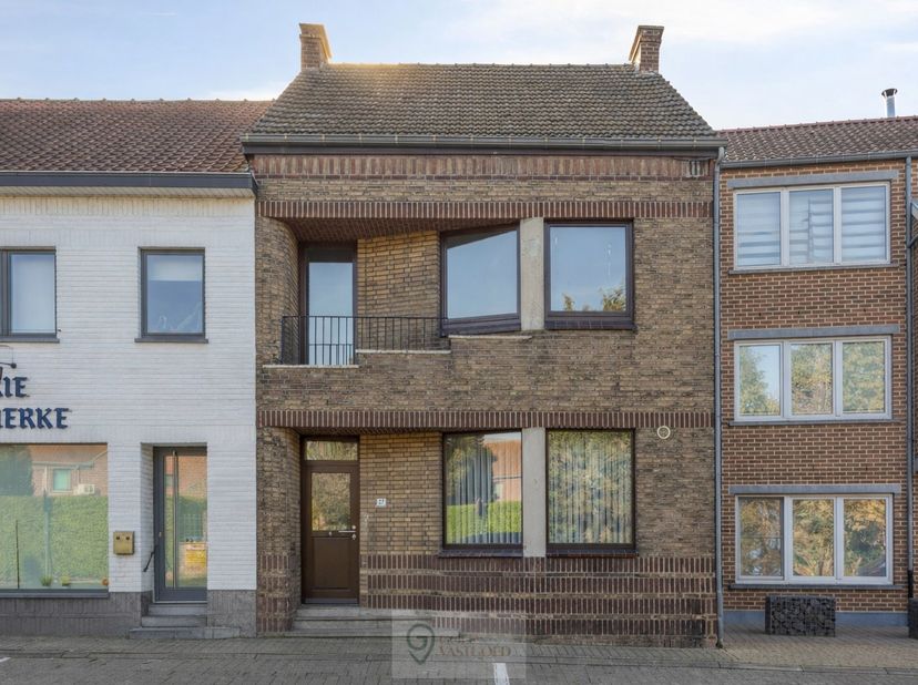 Ontdek deze ruime woning met tal van mogelijkheden, gelegen in de Notelarestraat 27 te Wellen. Ideaal voor wie op zoek is naar een woning die volledig