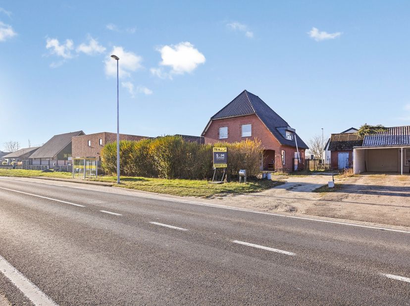 Welkom in deze charmante woning te Meeuwen, pal aan het centrum.<br />
<br />
Bekijk je dit pand via een aanverwante website? Neem dan zeker een kijkj