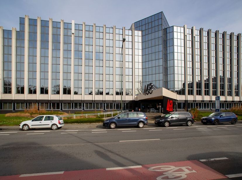 Magnifiek gelegen kantoorruimtes van 207 m² tot +/- 3.109 m² te huur op amper 750 m van de A12 op- en afrit 2 Strombeek-Bever-Centrum met een directe