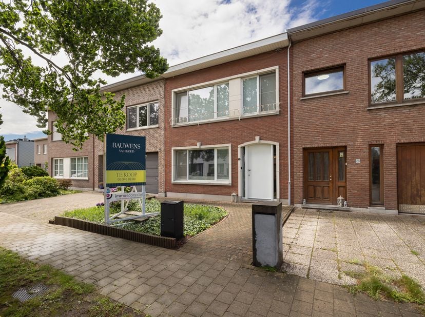 Ruime woning met 3 SLPK, tuin en wellnessruimte in de Collegewijk<br />
Welkom in de Collegewijk in Edegem. Deze aangename gezinswoning combineert vee
