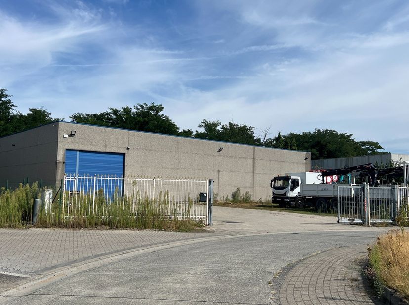 Bâtiment d'entreprise récemment rénové à vendre au 46 Boeierstraat à Gand, idéalement situé à proximité du parc Driemaster et du port de Gand. Grâce à