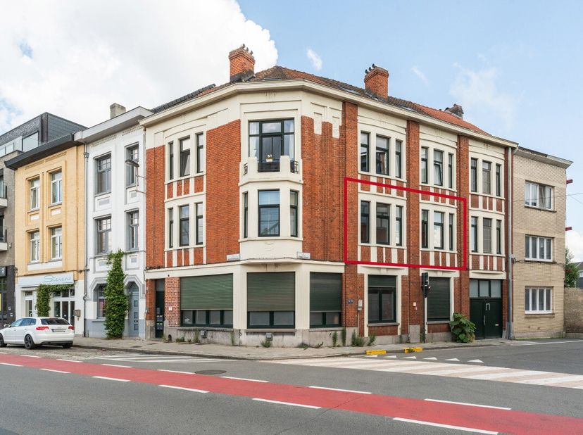 Bent u op zoek naar een gezellig appartement op een uitstekende ligging in Gent? Dan is dit lichtrijke 1-slaapkamerappartement op de eerste verdieping