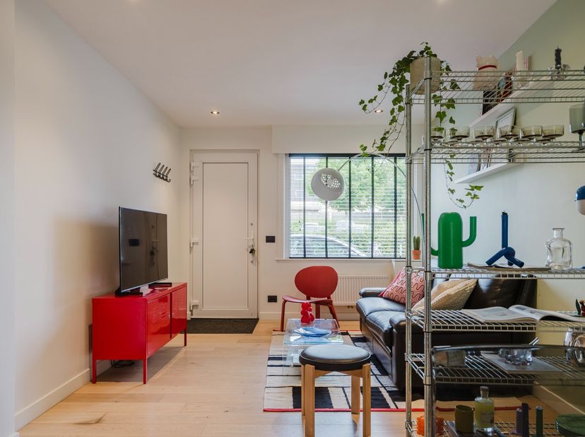 Deze recent gerenoveerde woning, gelegen op de Pottelberg te Kortrijk, biedt een gezellige indeling.&amp;nbsp;<br />
Bij het binnenkomen komt u terecht in