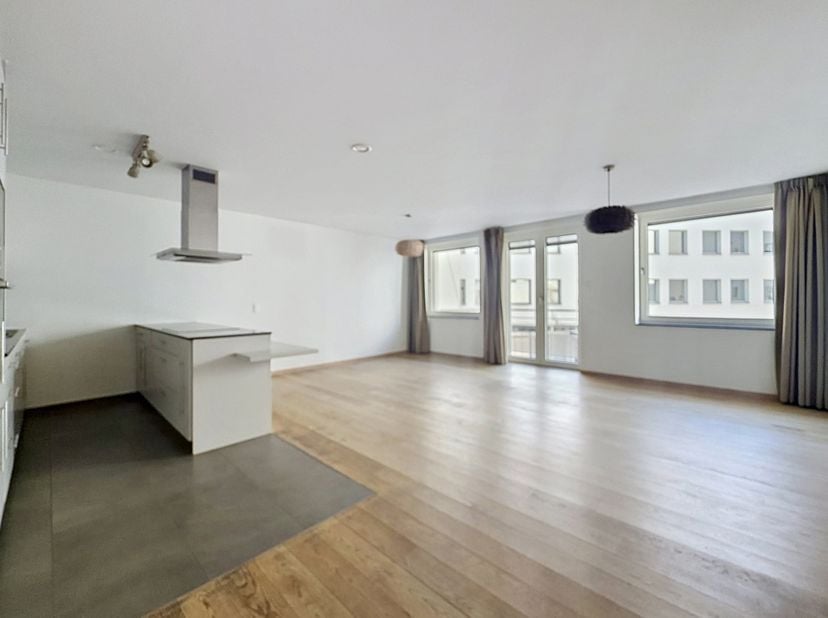 In de onmiddellijke nabijheid van de Kunstberg en het Centraal Station ligt dit appartement, volledig gerenoveerd in 2018, met een bijzonder strategis