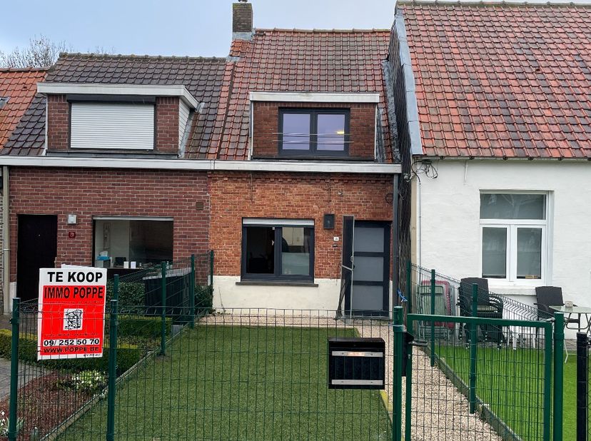 Deze standaard rijwoning in Vinkt is een prachtig stukje geschiedenis uit 1934. Met een gezellige tuin en 2 slaapkamers ( normale en iets kleinere) is