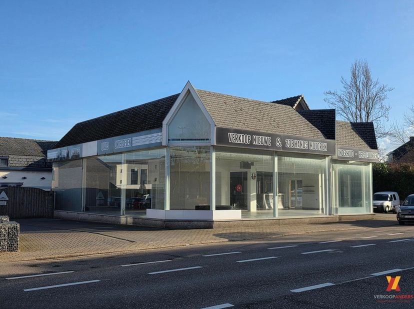 Bent u op zoek naar een ruim handelspand met maximale zichtbaarheid op een topligging? Dan is dit veelzijdige commerciële pand aan de Luikersteenweg 8