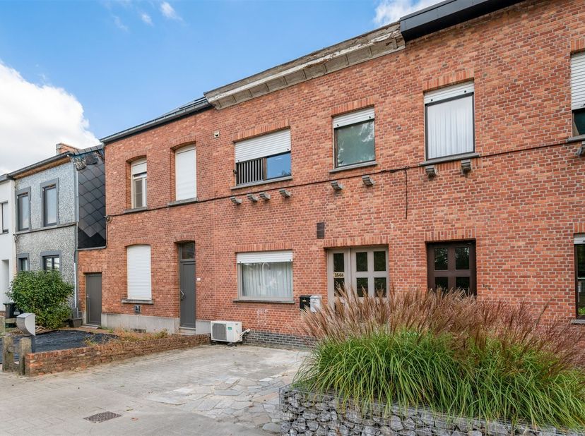 Interessante opbrengsteigendom bestaande uit een studio-appartement en duplexappartement, gunstig gelegen in Sint-Katelijne-Waver, vlakbij het bruisen