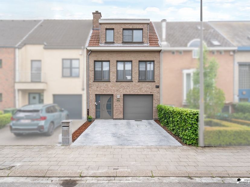Instapklare bel-etagewoning met 3 slaapkamers en prachtig groen uitzicht  Ekeren<br />
. Deze verzorgde woning is rustig gelegen en biedt een mooi zic