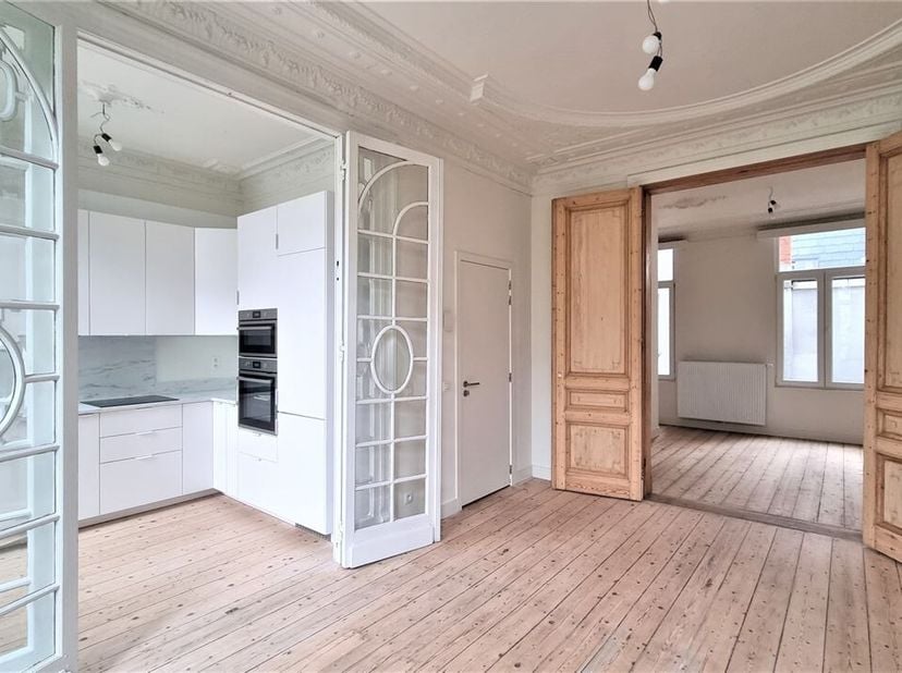 Ce charmant appartement se trouve derrière une façade authentique sur le Paardenmarkt.<br />
Au rez-de-chaussée, l'immeuble dispose d'un abri à vélos