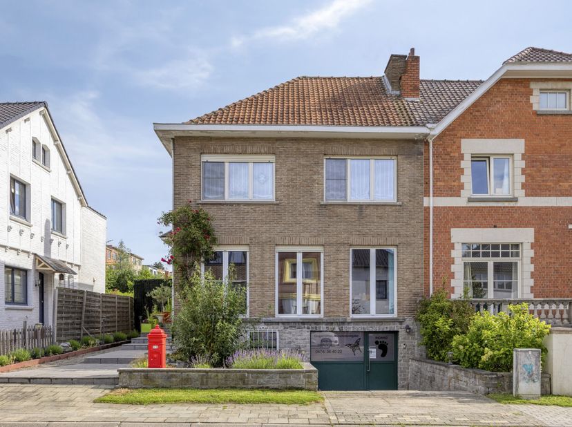 Op een uitstekende ligging nabij het centrum van Dilbeek bevindt zich deze ruime en uitstekend onderhouden gezinswoning met tal van mogelijkheden.<br