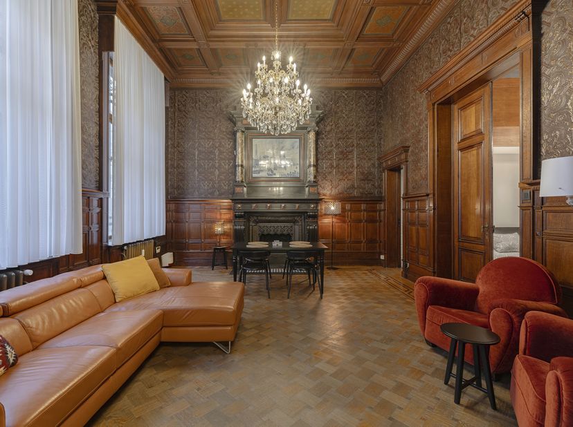 Authentiek gemeubeld gelijkvloers appartement in een uniek stadspaleis uit 1892, rustig gelegen in een doodlopende straat naast de prachtig gerenoveer
