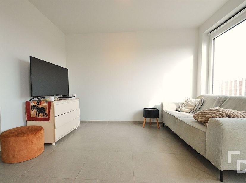 In de Meenseweg te Ieper vinden we dit nieuwbouwappartement.<br />
Dit appartement bevindt zich op een centrale locatie in Ieper waardoor alle facili