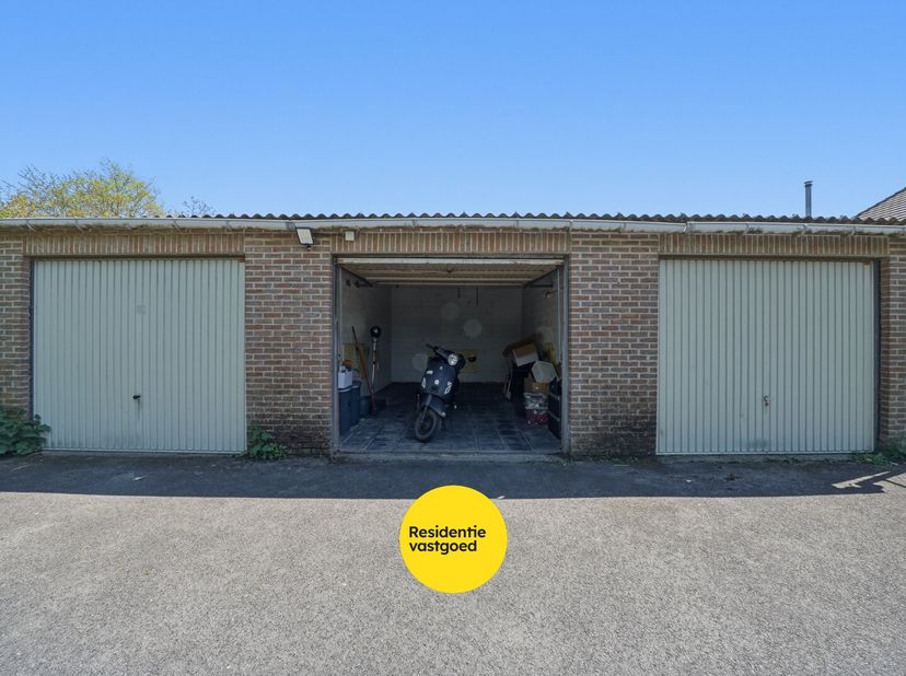 Op zoek naar de perfecte parkeeroplossing in Oudenburg? Dan is dit uw kans!<br />
In het centrum van Oudenburg bevindt zich deze ruime garagebox, idea
