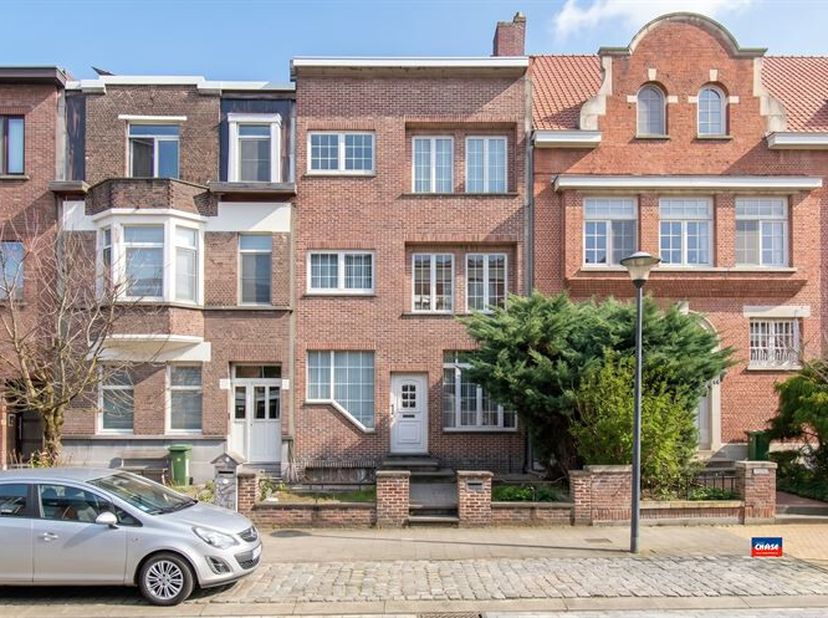 HOBOKEN | BELLE ET SPACIEUSE MAISON FAMILIALE AVEC TROIS A CINQ CHAMBRES ET GRAND JARDIN SUR UN TERRAIN DE 321m² | EPC C |<br />
Rez-de-chaussée : jar