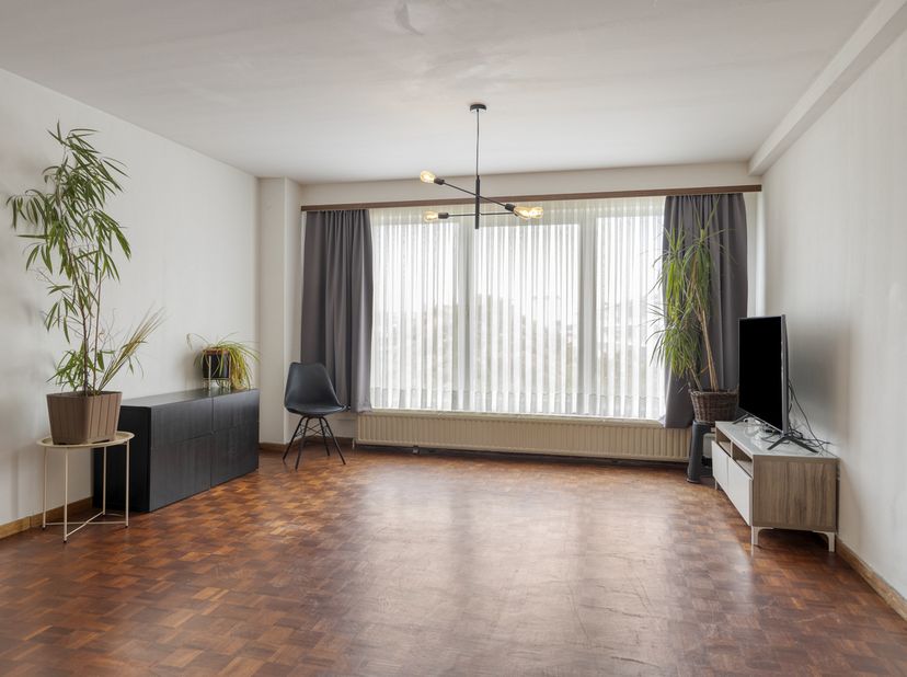 Cet appartement à vendre à Deurne est situé au quatrième étage et offre une vue magnifique sur le coucher du soleil.<br />
<br />
Le Rivierenhof étant