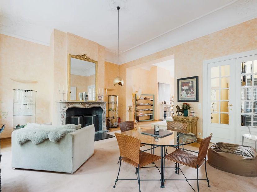 Victoire-Junot à le plaisir de vous faire découvrir en exclusivité un magnifique hôtel particulier de ±794m² bâtis au charme intemporel. Offrant une f