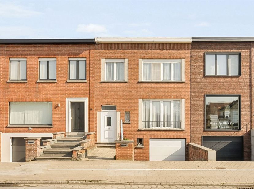 In de gegeerde Sint-Elisabethwijk bevindt zicht deze op te frissen rijwoning met 3 slaapkamers en garage, gelegen in een rustige<br />
en aangename bu