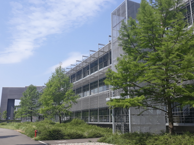 Immeuble de bureaux ultra-moderne et représentatif, idéalement situé entre Anvers et Lierre, dans un environnement calme et verdoyant. Ce complexe de