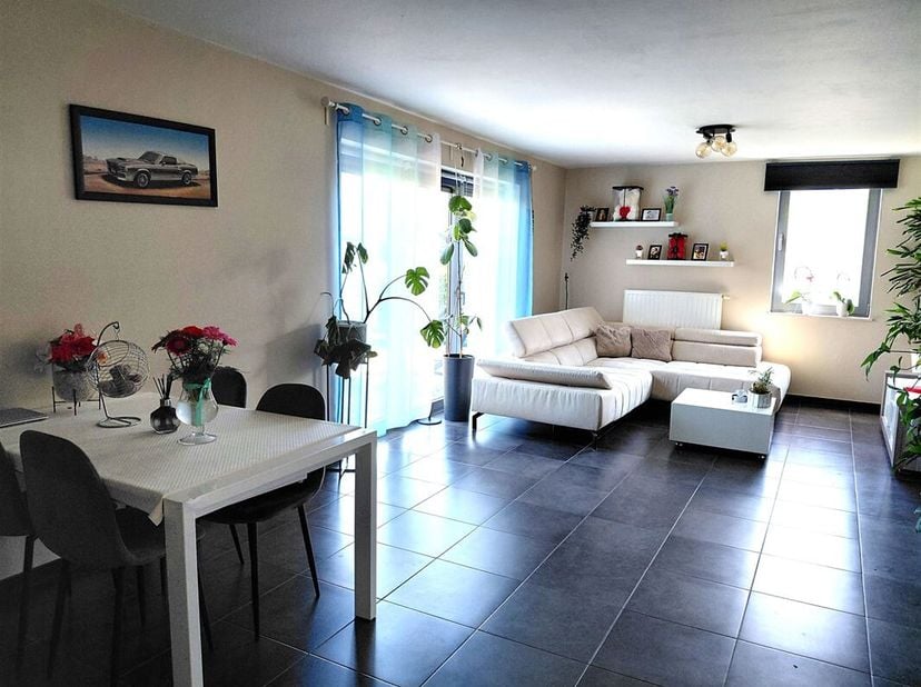 Vraag uw bezoek aan via info@optimusvastgoed.be!<br />
TE HUUR: Gelijkvloers appartement met 2 slaapkamers te Heusden-Zolder! <br />
Dit appartement i