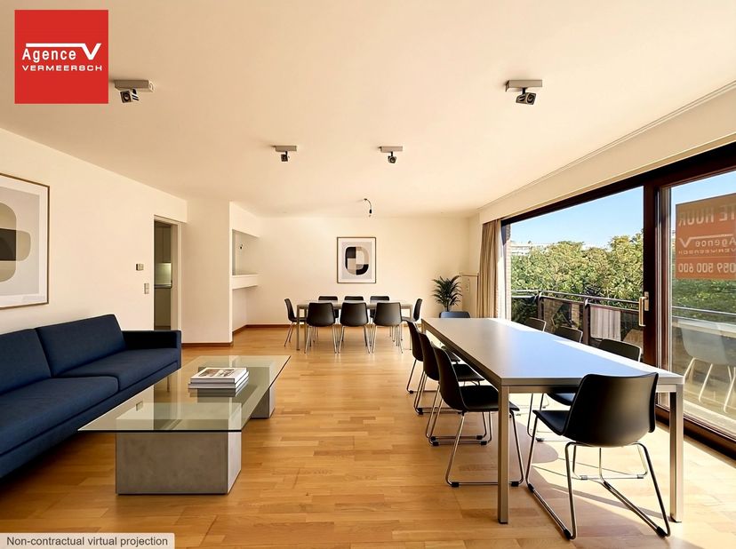 Cet appartement spacieux est situé au 5ème étage de la prestigieuse Résidence Spilliaert et bénéficie d'une vue sublime sur le Parc Léopold. La dispos