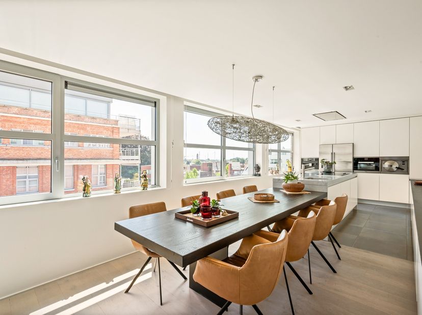 Prachtig afgewerkt loftappartement van 183 m² in het karaktervolle gebouw "Antoine C". Indrukwekkende raampartijen, hoge plafonds, zonnig terras (11m²