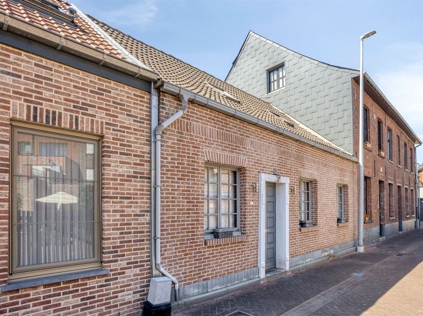 Charmante woning met tuin en bijgebouw in het hart van Hofstade<br />
<br />
Op zoek naar een gezellige woning met karakter én mogelijkheden? <br />