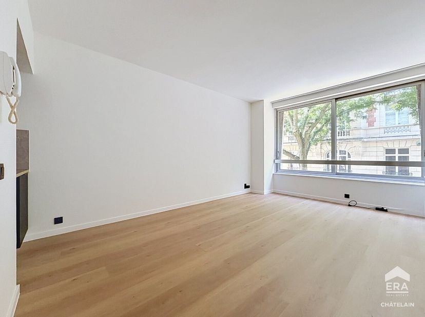 ERA Châtelain biedt u deze volledig gerenoveerde studio aan, ideaal gelegen in Elsene, tussen het Stefanieplein en het Kasteleinsplein, met een bruto-