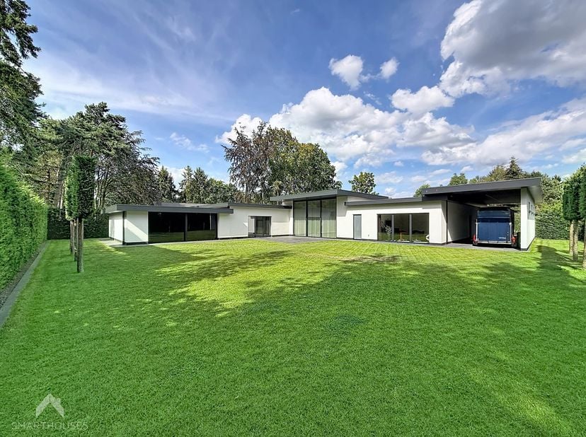 Luxe laagbouwvilla van 387 m² op een ruim perceel van 1.917 m², gelegen in een residentiële omgeving met rust en groen. De inkomhal met vestiaire en g