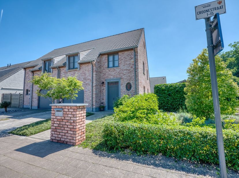 Deze verzorgde halfopen bebouwing combineert ruimte, comfort en een rustige ligging op een uitstekende locatie nabij het centrum. De woning is goed af