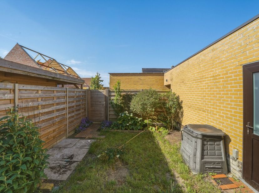 In het de rustige deelgemeente Ettelgem bevindt zich deze verzorgde gesloten bebouwing (bouwjaar 2003) met zonnige tuin, garage en vier slaapkamers. D