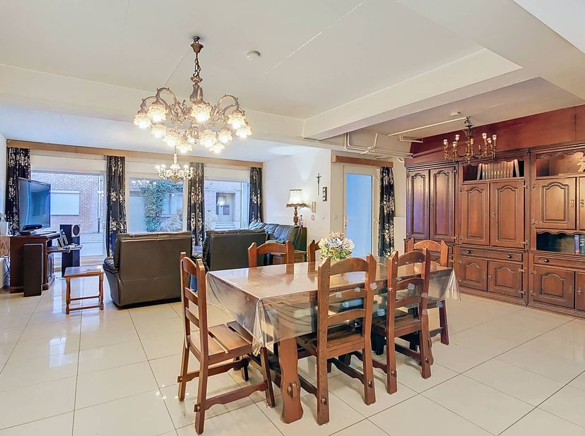 Ruim gelijkvloers appartement (225 m²) met 4 slaapkamers te koop aan de Heirbaan in Burcht, inclusief dubbele garage. <br />
<br />
Het EPC is nu 576