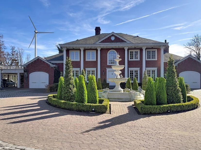Deze villa is gelegen in een doodlopende rustige straat te Mol-Gompel naast het kanaal.<br />
De totale perceelsoppervlakte is meer dan 1,5 hectare wa