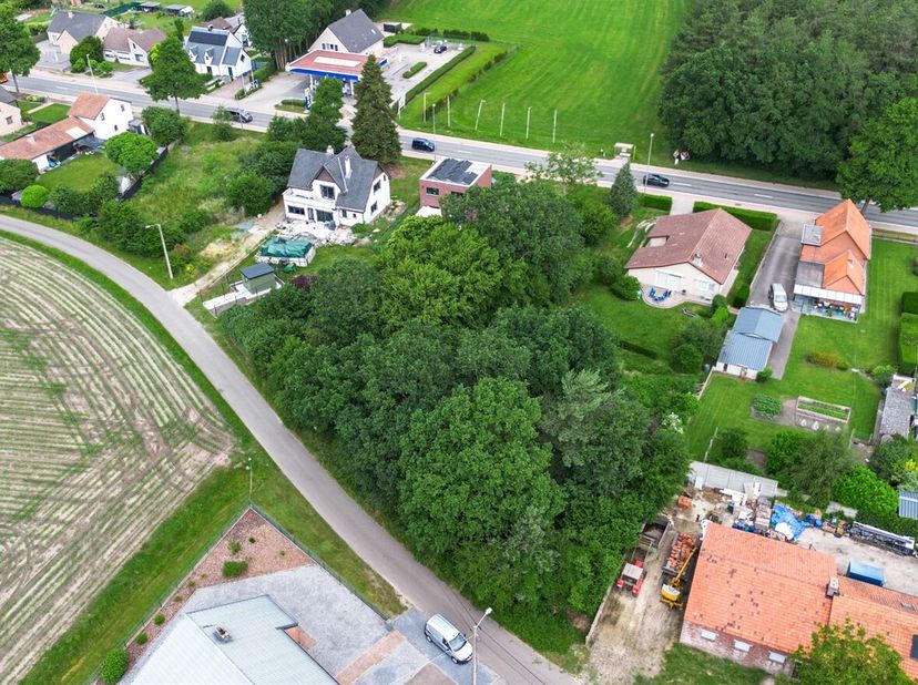 Bouwgrond voor vrijstaande woning<br />
Bouwvoorschriften:<br />
Bouwdiepte ( te meten vanaf de voorbouwlijn):<br />
-op het gelijkvloers maximaal 17m