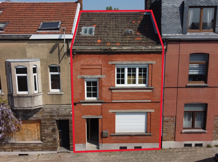 JNP Immobilier a le plaisir de vous présenter cette maison à rénover au beau potentiel à proximité de toutes les commodités (transports en commun, éco
