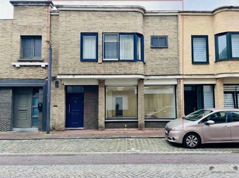 Ruime woning met grote tuin in hartje Zele<br />
Bent u op zoek naar een woning die u volledig naar eigen smaak kan renoveren, en dat op een topliggi