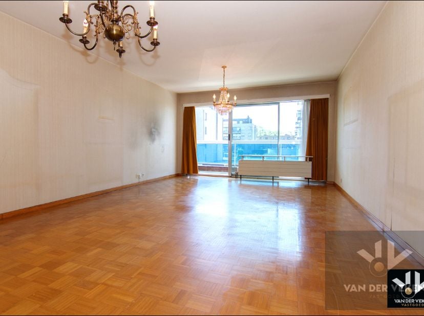 Op te frissen 3-slaapkamerappartement met 3 terrassen binnen de Grote Ring van Hasselt! Ondergrondse garagebox en kelderberging inbegrepen in de vraag