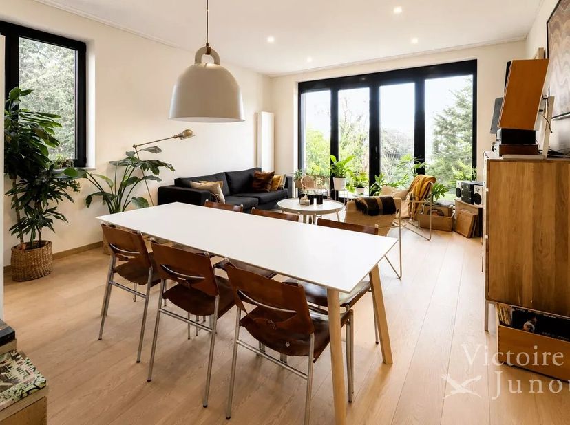 Gelegen in het hart van de Brugmannwijk, biedt Victoire-Junot u, in residentie NEURAY 12, dit luxe appartement.<br />
Het beschikt over 136 m², sameng