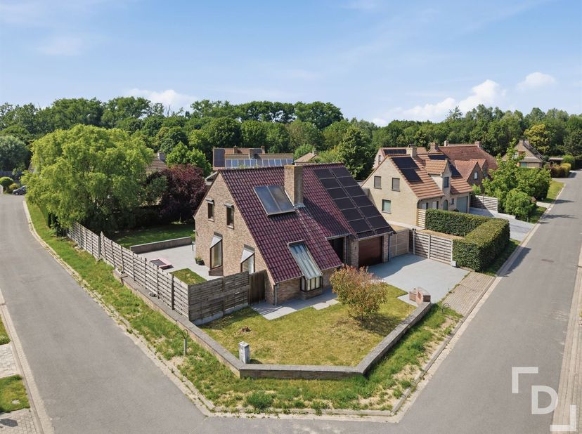 Deze vrijstaande woning is gelegen in een rustige en residentiële woonwijk in Poperinge. Dankzij de doordachte indeling, het hedendaagse comfort en de