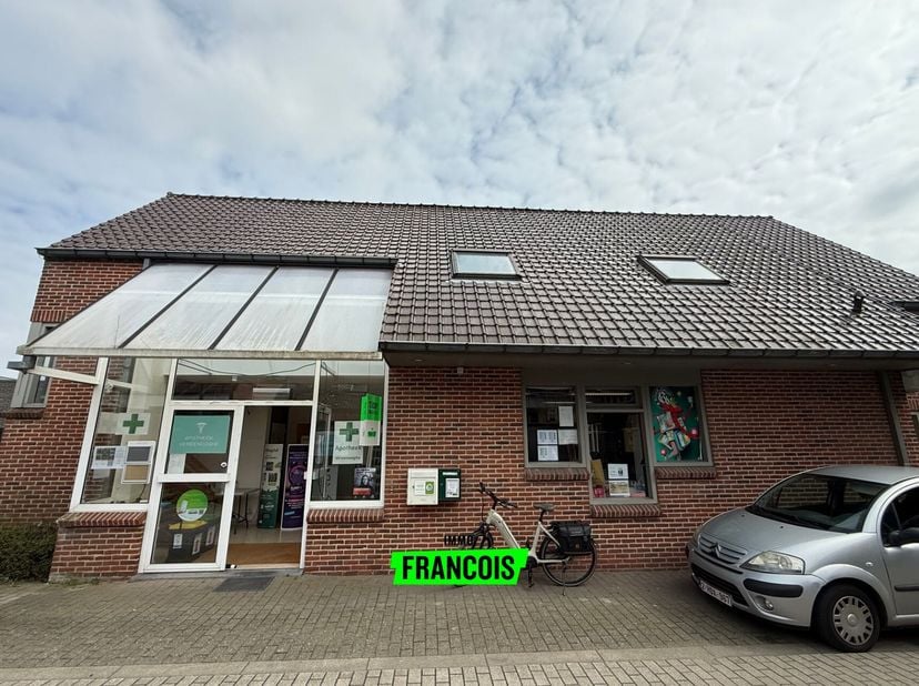 Nabij het centrum van Lendelede bevindt zich dit veelzijdige handelspand met een bruikbare vloeroppervlakte van 254 m². Dankzij de aanwezigheid van on